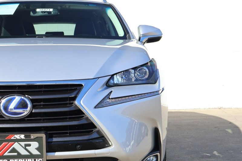 Lexus NX 300h Vehicle Full-screen Gallery Image 03