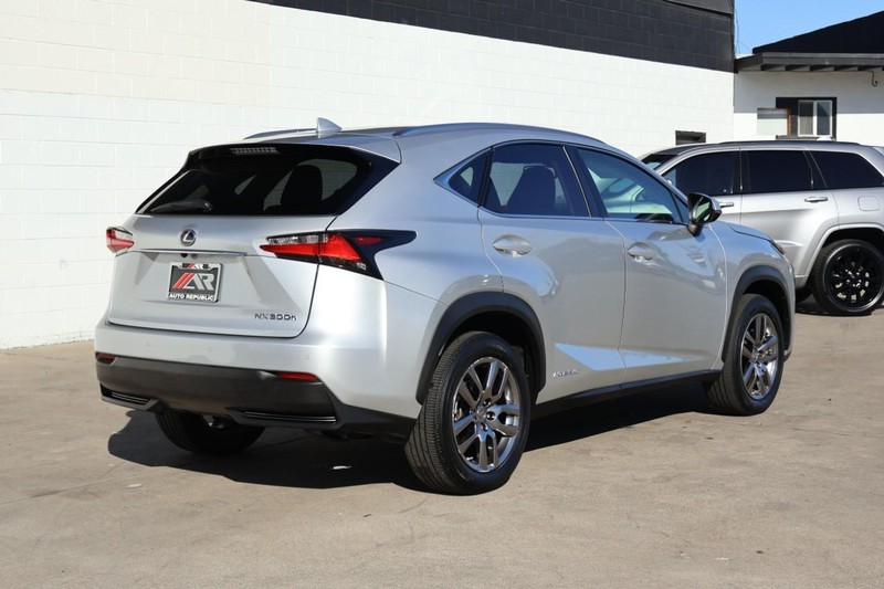 Lexus NX 300h Vehicle Full-screen Gallery Image 05