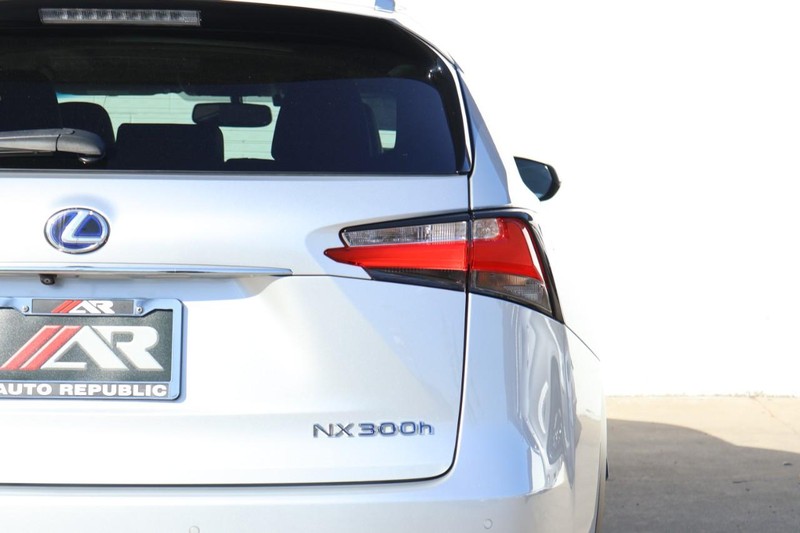 Lexus NX 300h Vehicle Full-screen Gallery Image 07