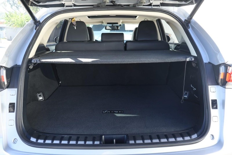 Lexus NX 300h Vehicle Full-screen Gallery Image 09