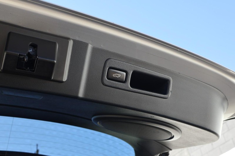 Lexus NX 300h Vehicle Full-screen Gallery Image 10