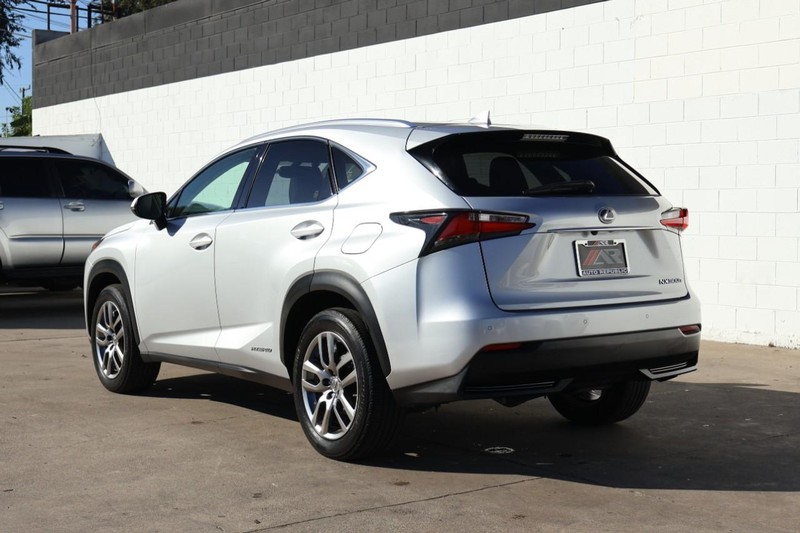 Lexus NX 300h Vehicle Full-screen Gallery Image 11