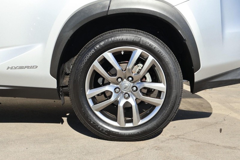 Lexus NX 300h Vehicle Full-screen Gallery Image 15