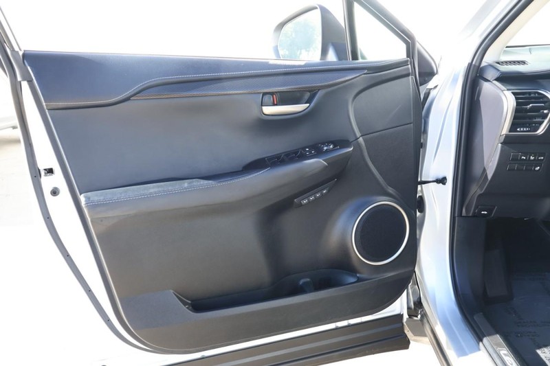 Lexus NX 300h Vehicle Full-screen Gallery Image 16