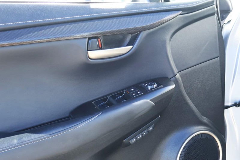 Lexus NX 300h Vehicle Full-screen Gallery Image 17