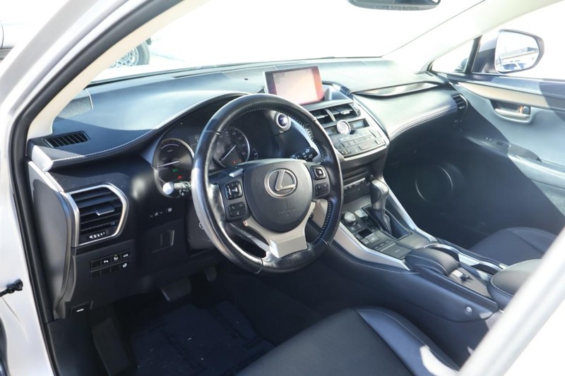 Lexus NX 300h Vehicle Full-screen Gallery Image 18