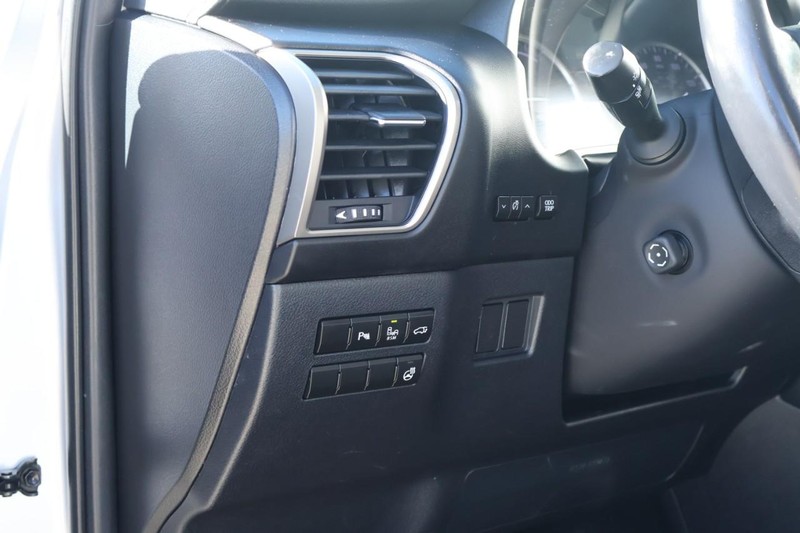 Lexus NX 300h Vehicle Full-screen Gallery Image 19