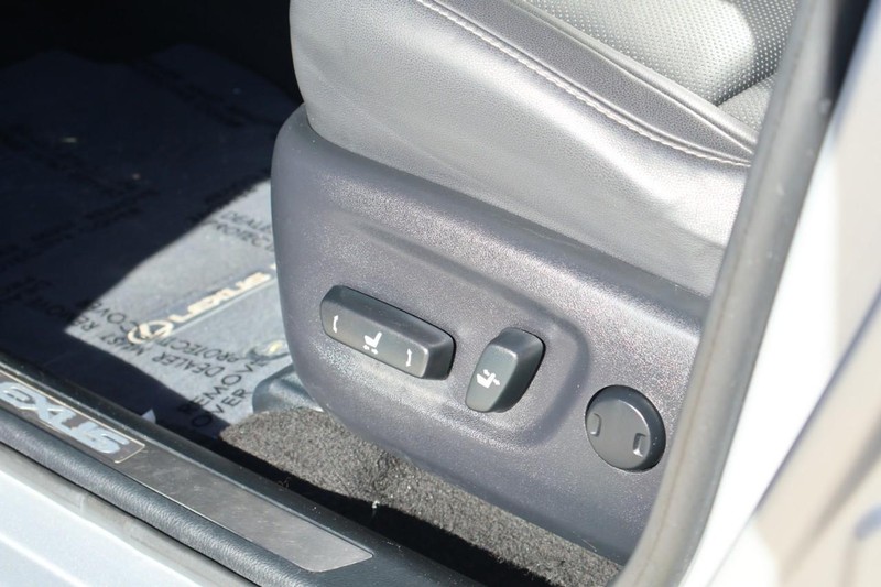 Lexus NX 300h Vehicle Full-screen Gallery Image 20