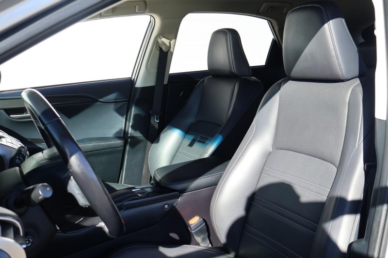 Lexus NX 300h Vehicle Full-screen Gallery Image 21