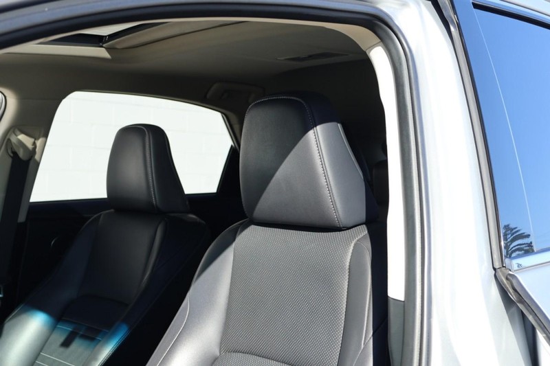 Lexus NX 300h Vehicle Full-screen Gallery Image 22