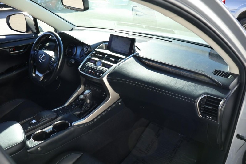 Lexus NX 300h Vehicle Full-screen Gallery Image 23