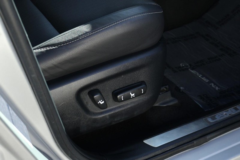 Lexus NX 300h Vehicle Full-screen Gallery Image 24