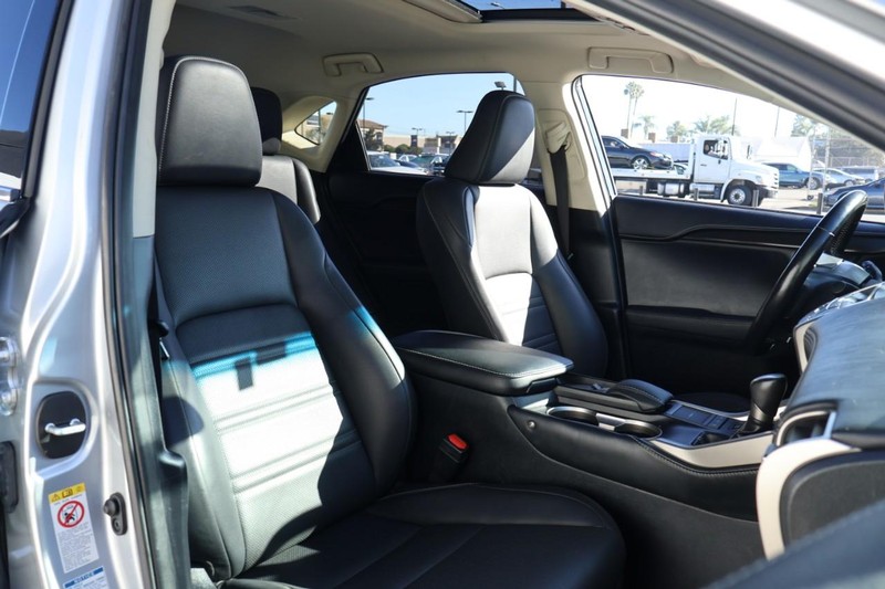 Lexus NX 300h Vehicle Full-screen Gallery Image 25