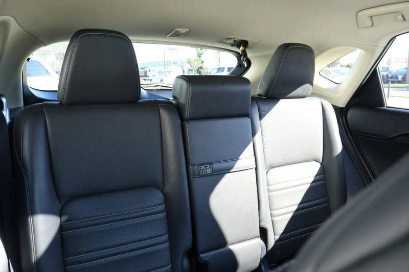 Lexus NX 300h Vehicle Full-screen Gallery Image 26