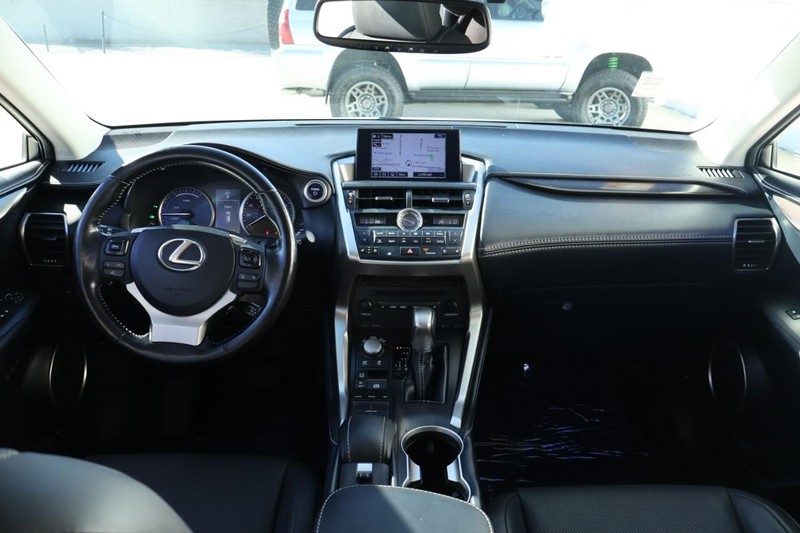 Lexus NX 300h Vehicle Full-screen Gallery Image 27
