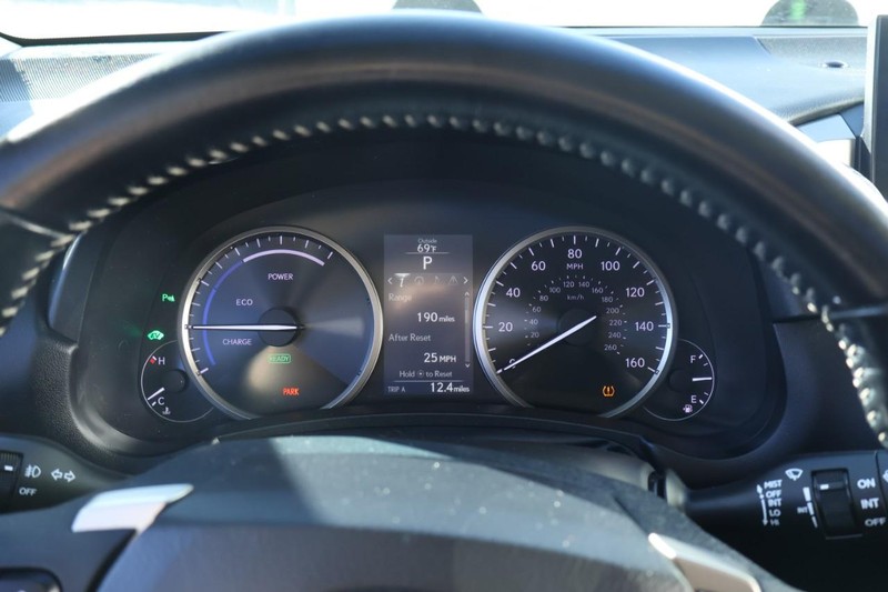 Lexus NX 300h Vehicle Full-screen Gallery Image 28