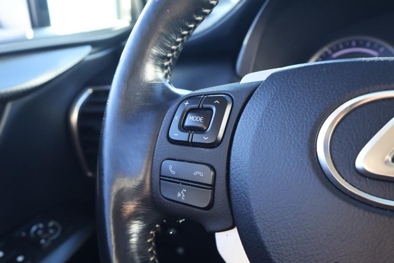 Lexus NX 300h Vehicle Full-screen Gallery Image 30