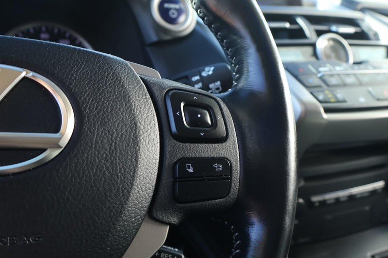 Lexus NX 300h Vehicle Full-screen Gallery Image 31