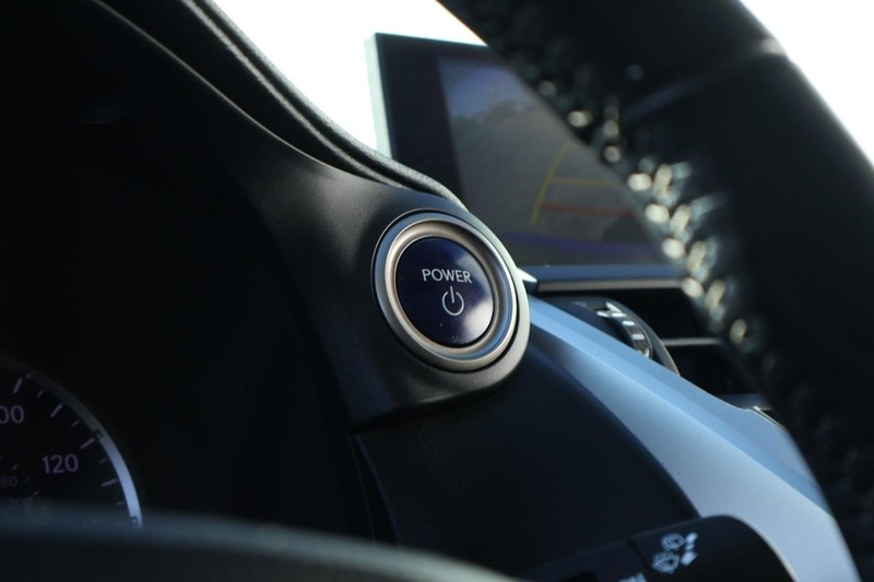 Lexus NX 300h Vehicle Full-screen Gallery Image 32