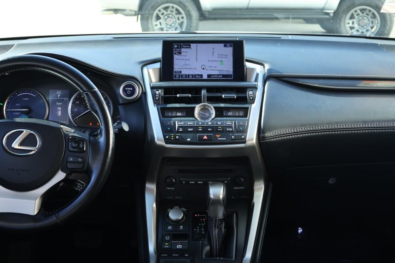 Lexus NX 300h Vehicle Full-screen Gallery Image 33