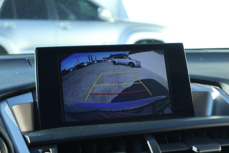 Lexus NX 300h Vehicle Full-screen Gallery Image 35