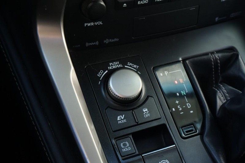 Lexus NX 300h Vehicle Full-screen Gallery Image 37