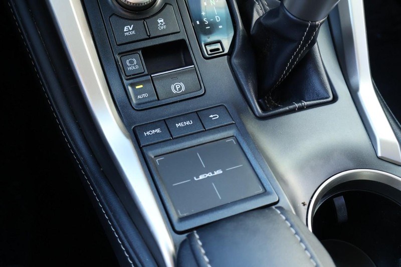 Lexus NX 300h Vehicle Full-screen Gallery Image 38