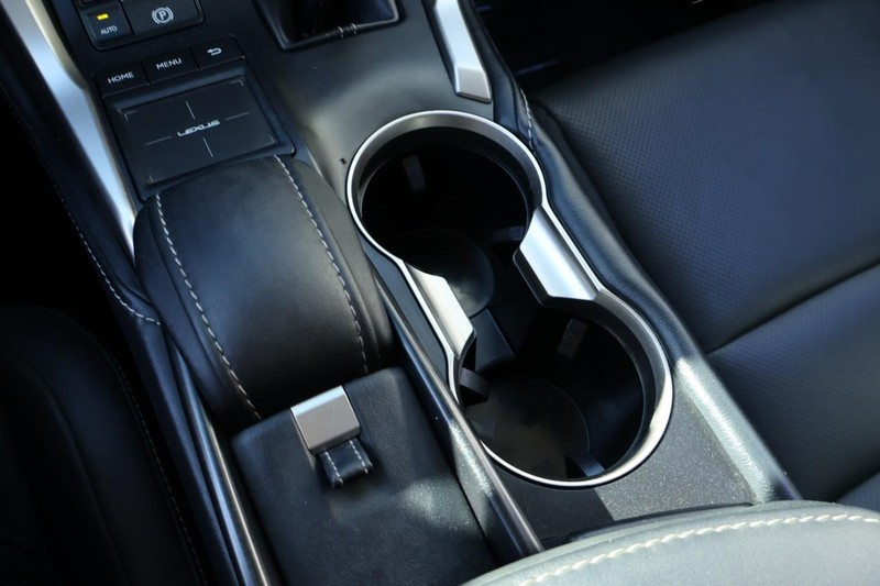 Lexus NX 300h Vehicle Full-screen Gallery Image 39