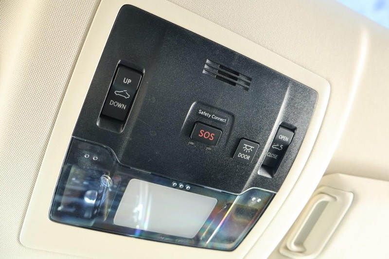 Lexus NX 300h Vehicle Full-screen Gallery Image 40