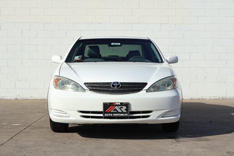 Toyota Camry Vehicle Full-screen Gallery Image 02