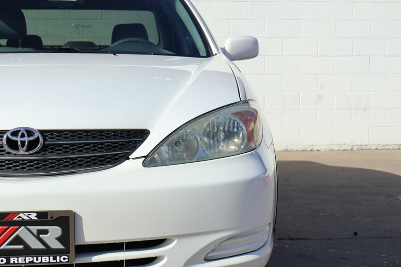 Toyota Camry Vehicle Full-screen Gallery Image 03