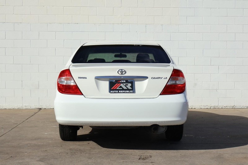 Toyota Camry Vehicle Full-screen Gallery Image 06