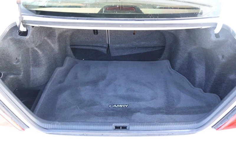 Toyota Camry Vehicle Full-screen Gallery Image 08