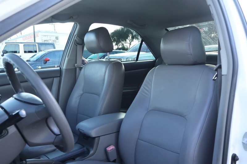 Toyota Camry Vehicle Full-screen Gallery Image 18