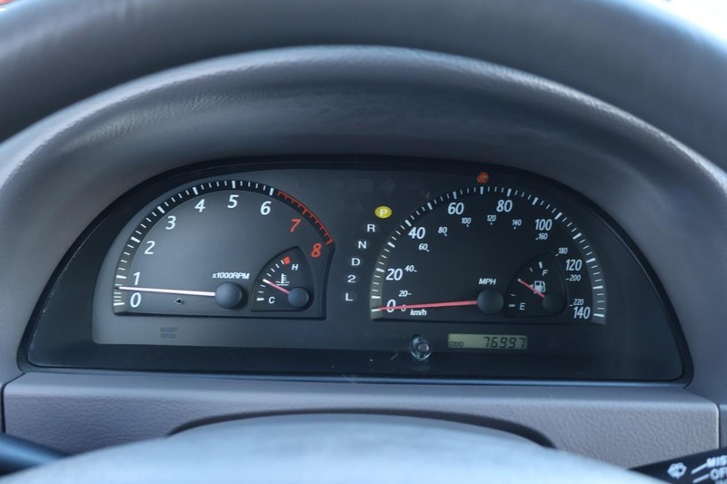 Toyota Camry Vehicle Full-screen Gallery Image 24