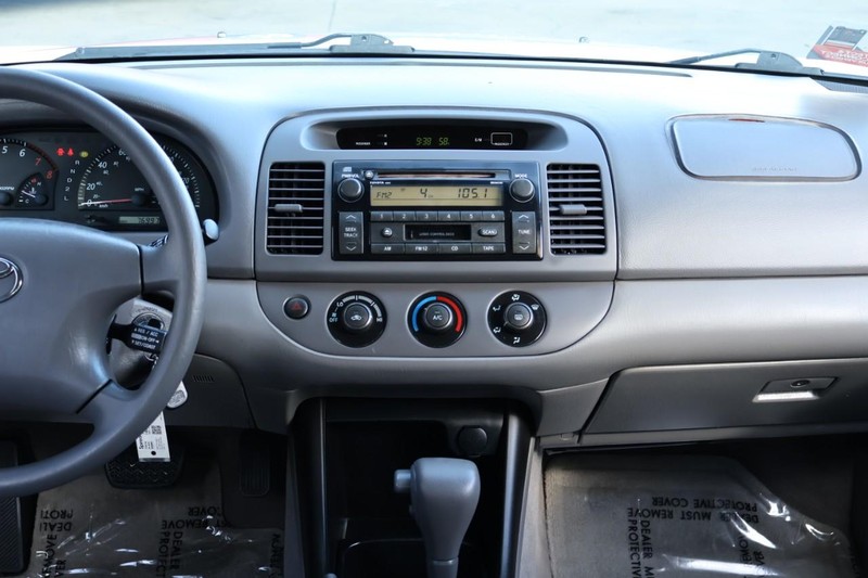 Toyota Camry Vehicle Full-screen Gallery Image 26