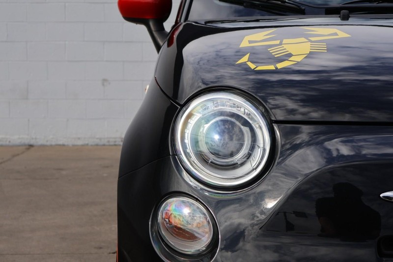 FIAT 500 Vehicle Full-screen Gallery Image 03