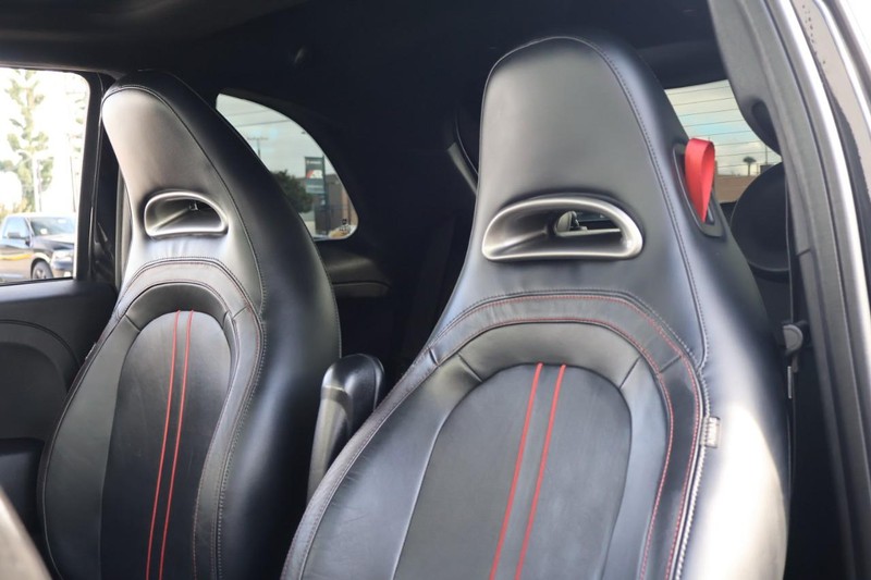 FIAT 500 Vehicle Full-screen Gallery Image 17