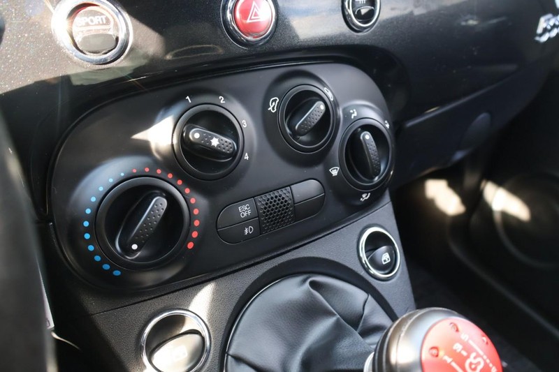 FIAT 500 Vehicle Full-screen Gallery Image 28