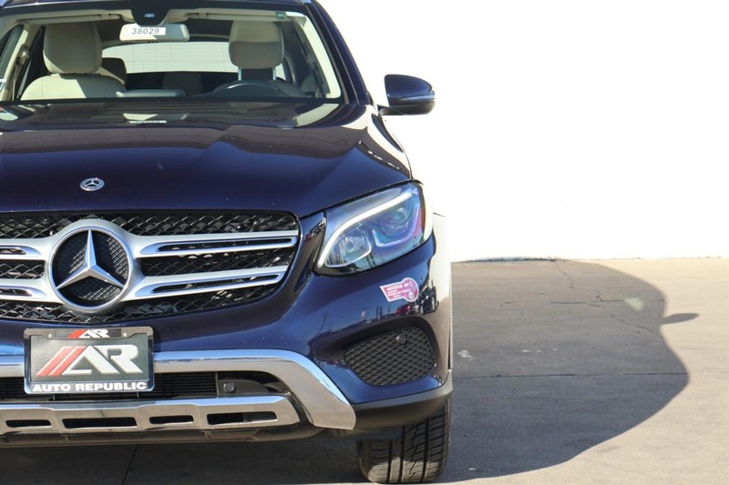 Mercedes-Benz GLC 350e Vehicle Full-screen Gallery Image 03