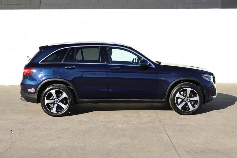 Mercedes-Benz GLC 350e Vehicle Full-screen Gallery Image 04