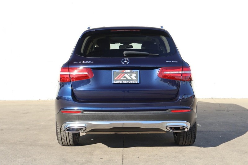 Mercedes-Benz GLC 350e Vehicle Full-screen Gallery Image 06