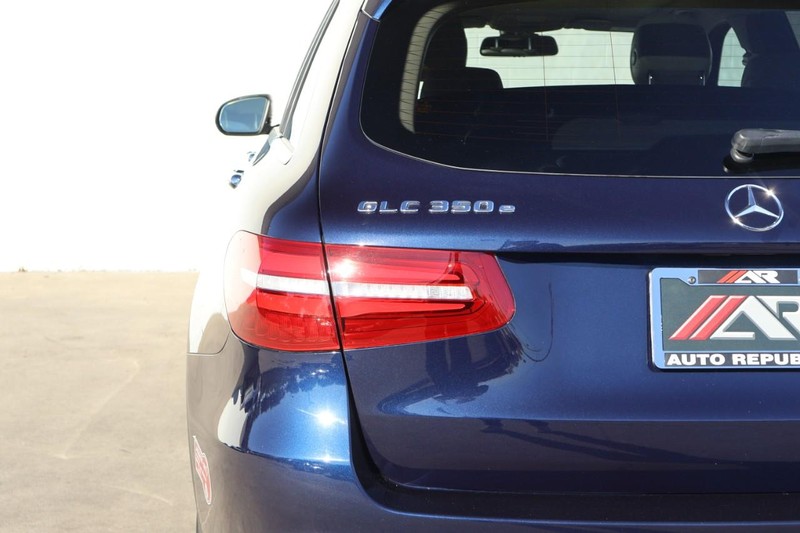 Mercedes-Benz GLC 350e Vehicle Full-screen Gallery Image 07