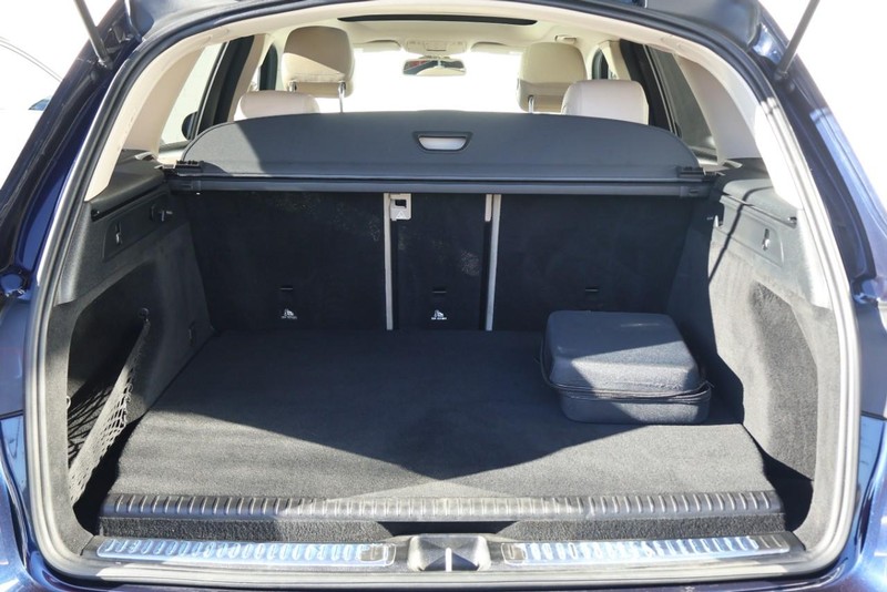 Mercedes-Benz GLC 350e Vehicle Full-screen Gallery Image 08