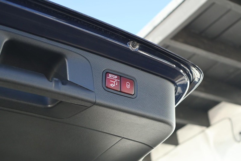 Mercedes-Benz GLC 350e Vehicle Full-screen Gallery Image 09