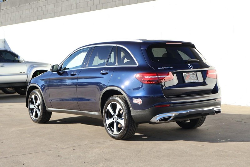 Mercedes-Benz GLC 350e Vehicle Full-screen Gallery Image 10