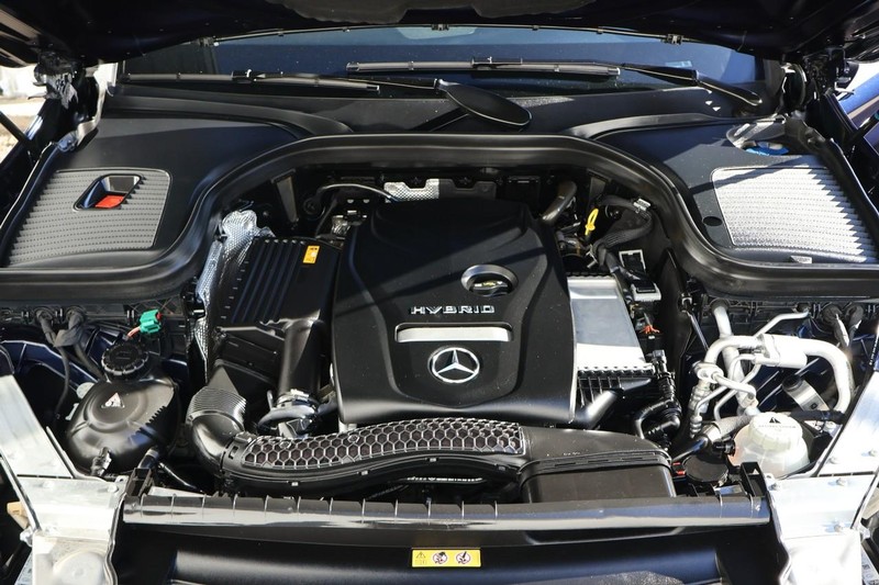 Mercedes-Benz GLC 350e Vehicle Full-screen Gallery Image 13