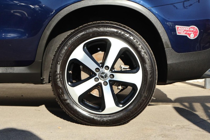 Mercedes-Benz GLC 350e Vehicle Full-screen Gallery Image 14