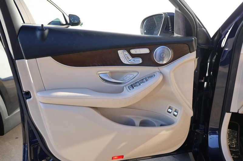 Mercedes-Benz GLC 350e Vehicle Full-screen Gallery Image 15