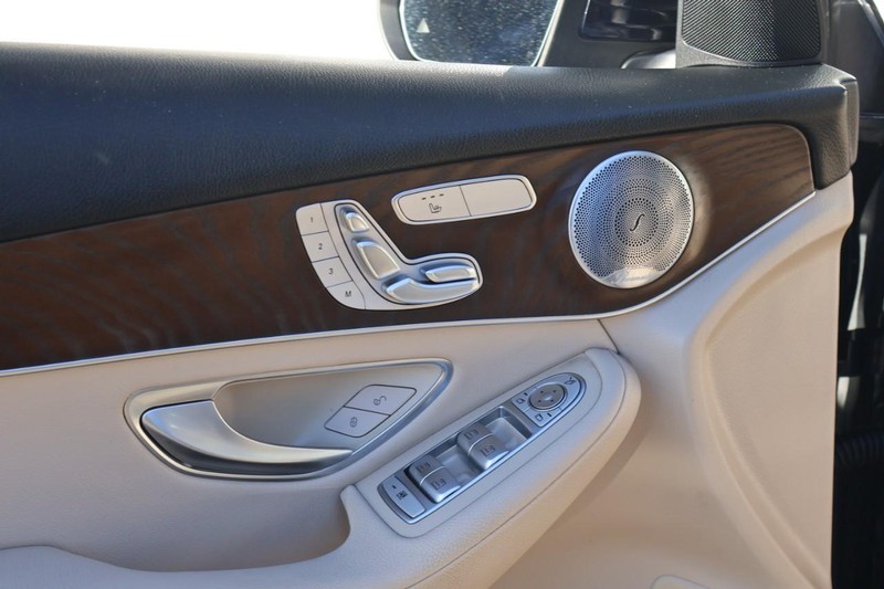 Mercedes-Benz GLC 350e Vehicle Full-screen Gallery Image 16